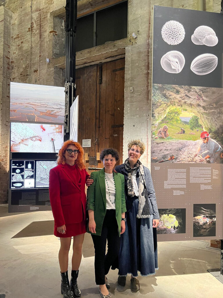 De izquierda a derecha: la paleoartista Gabriela Amorós (Universidad de Murcia), la investigadora principal del proyecto ERC SUBSILIENCE y profesora titular de Prehistoria en la Universidad de Cantabria Ana B. Marín-Arroyo, y la especialista en contenidos científicos Federica Crivellaro (Italia), junto a su propuesta Out of the Cave.