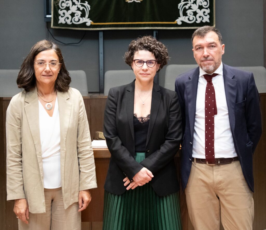 Foto: De izquierda a derecha, Conchi López, rectora de la UC; Ana Belén Marín Arroyo, nueva catedrática de Prehistoria; y Julio Álvarez, secretario general de la UC.